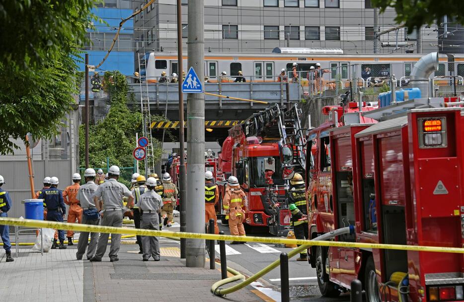 線路付近に集まった消防車＝26日午前、東京都千代田区