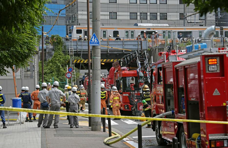 線路付近に集まった消防車＝26日午前、東京都千代田区