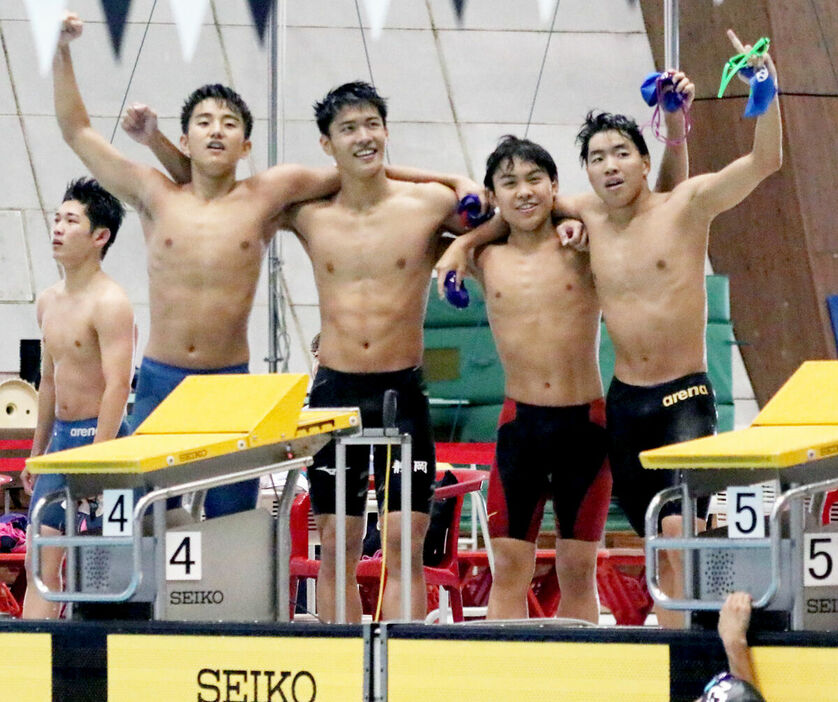 男子４００メートルメドレーリレー連覇を達成して喜ぶ浜松商の選手たち（左から太箸、斎藤、原田、飯尾）