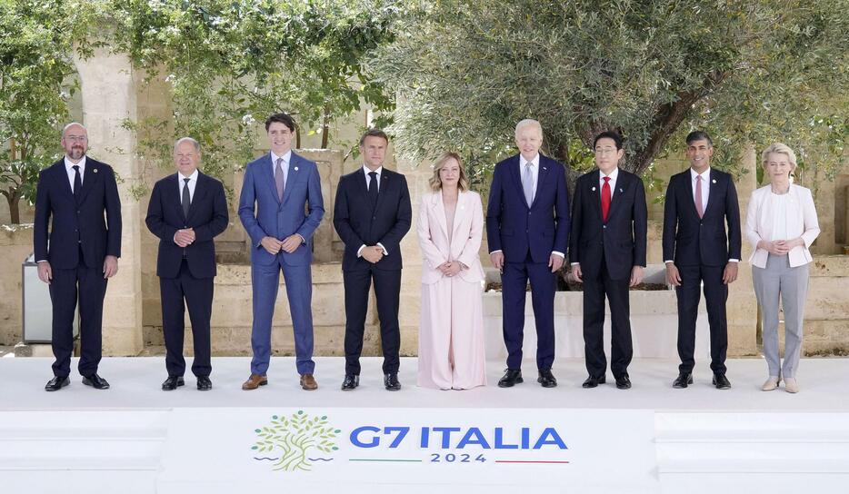 G7サミットで記念撮影に臨む（左から）EUのミシェル大統領、ドイツのショルツ首相、カナダのトルドー首相、フランスのマクロン大統領、イタリアのメローニ首相、バイデン米大統領、岸田首相、英国のスナク首相、EUのフォンデアライエン欧州委員長＝13日、イタリア南部プーリア州ファサーノ（共同）