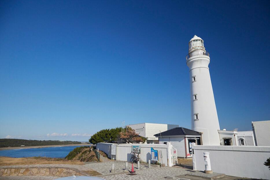 犬吠埼にそびえ立つ白亜の灯台。約36㌔先の海上まで照らす