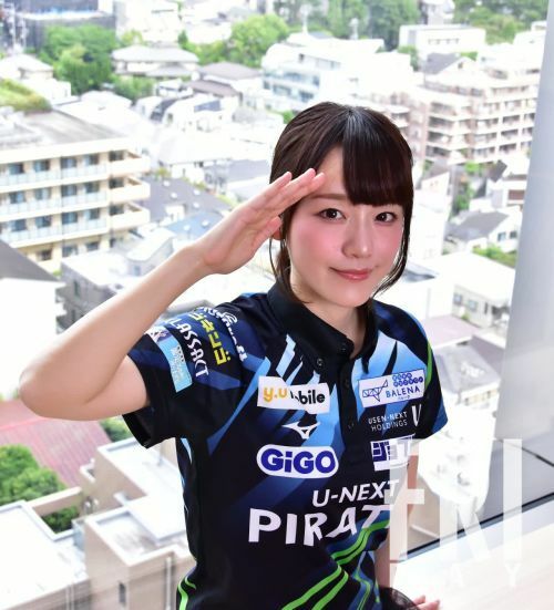 今回、Mリーグで初めて２度目の優勝を果たした「U-NEXT Pirates」に所属する瑞原明奈選手。敬礼はチームのイメージポーズだ！