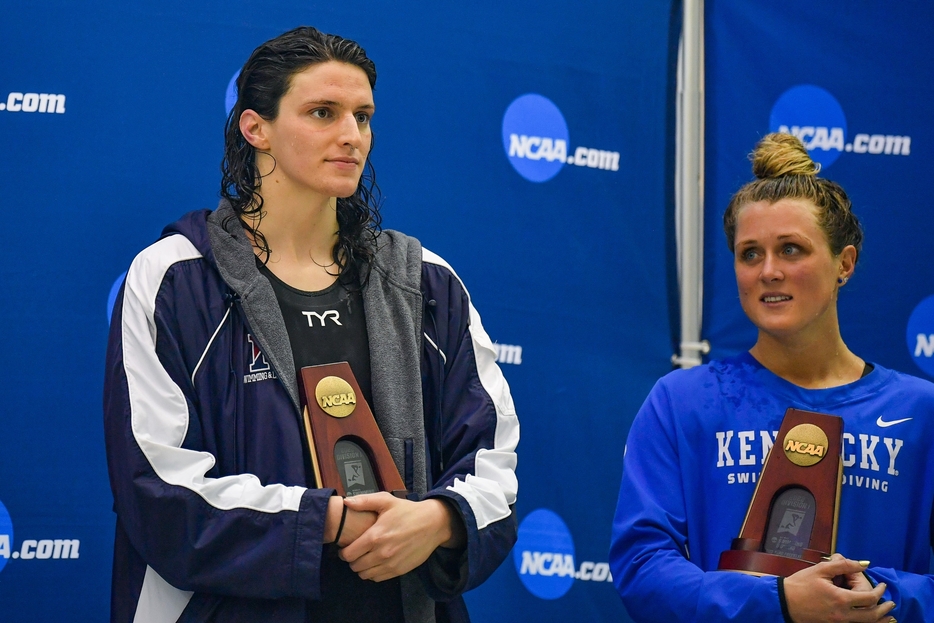 女子としてNCAA制覇などをやってのけていたトーマス（左）。(C)Getty Images