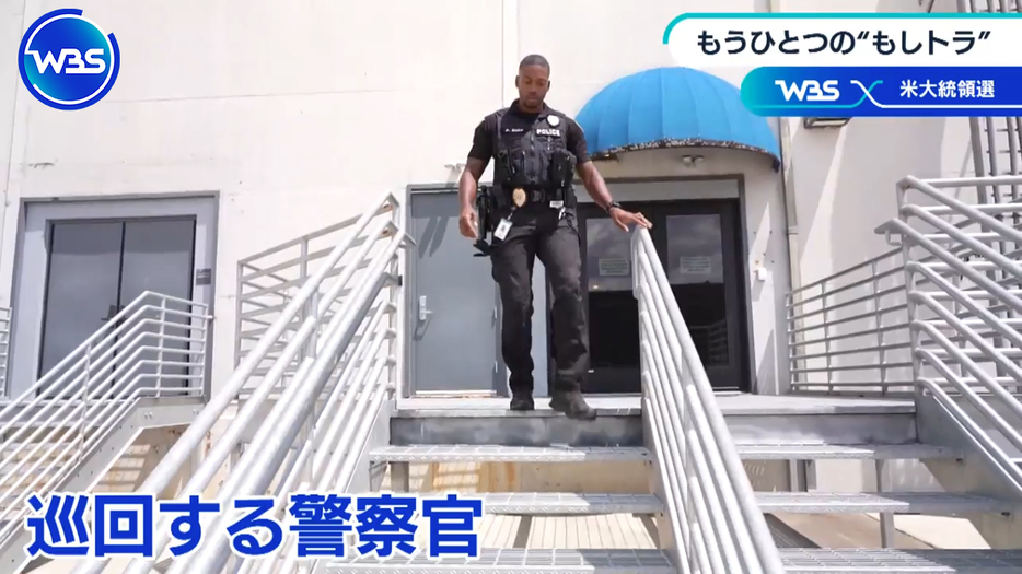 投票所を巡回する警察官