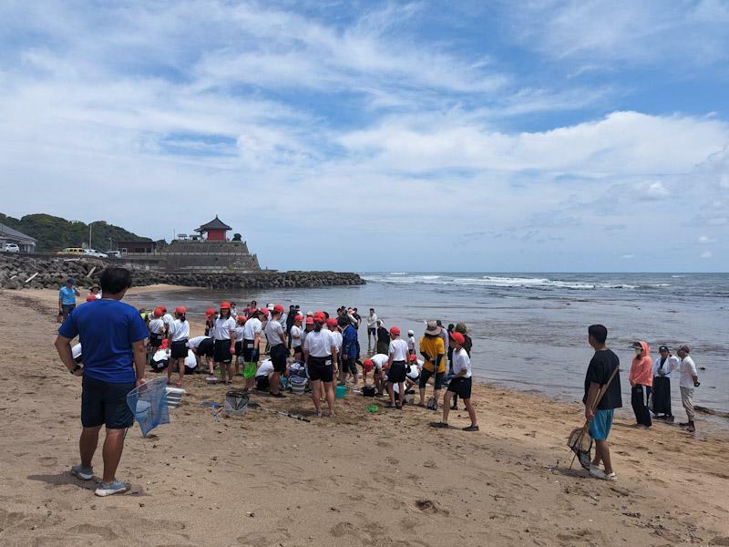 岩船海岸に集合した浪花小学校の児童と保護者、地域住民