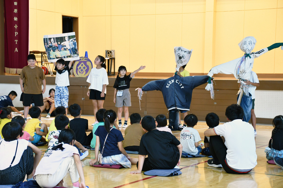 地域について学習したことを発表する児童＝鴨川