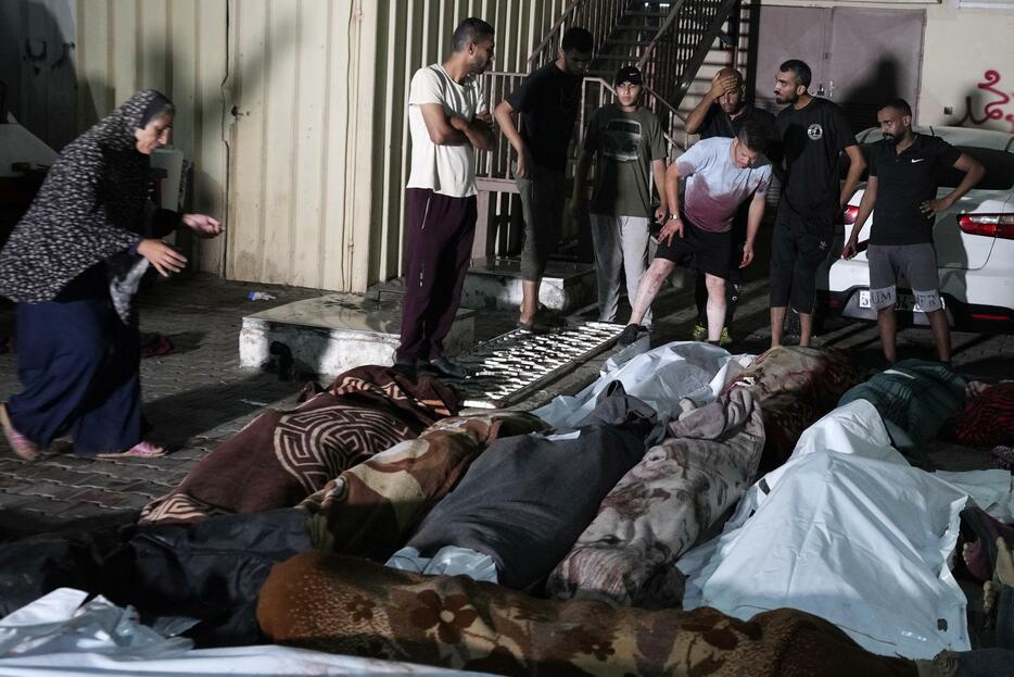 イスラエル軍の空爆で犠牲になった人たちを悼む親族＝6日、パレスチナ自治区ガザ中部（AP＝共同）