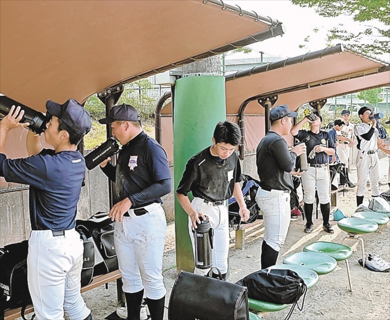 暑さの中、練習の合間に水分補給する梁川中の野球部員＝１２日午後４時５０分ごろ、福島県伊達市梁川町