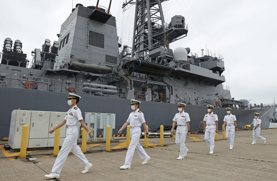 海上自衛隊の護衛艦「きりさめ」に乗艦する隊員＝2020年、海自佐世保基地