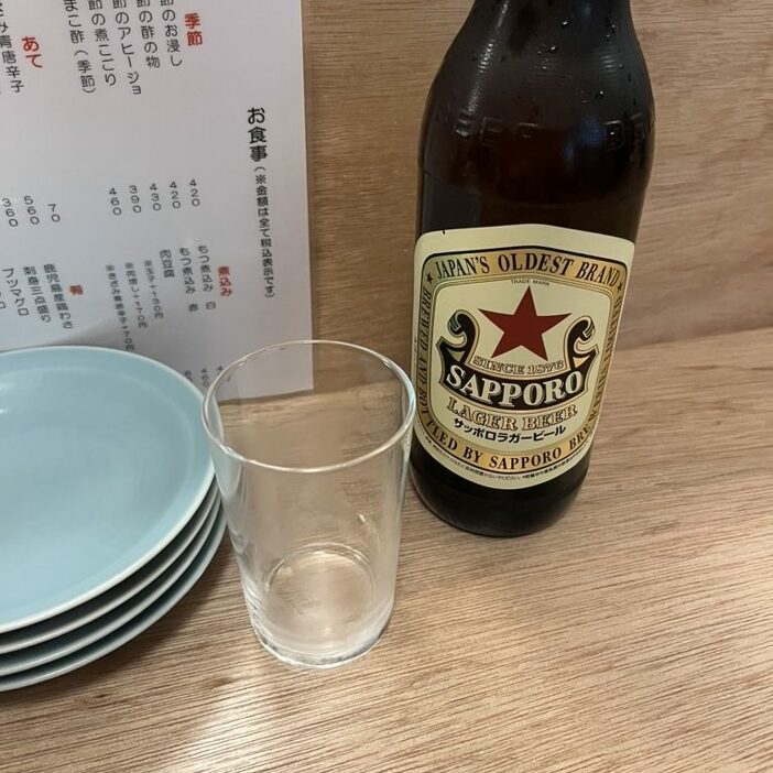 この店にビール党が通う理由の一つが、赤星が飲めることです。生ビールでは感じることが少ない、コクや苦みを感じることができます