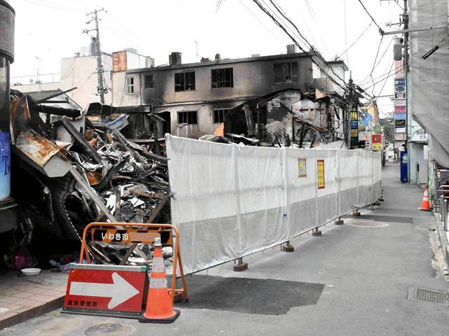 焼け焦げた建物やがれきが残る現場＝25日午後、いわき市平字田町
