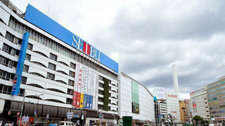 池袋駅東口のシンボルである池袋西武。駅直結の北口側がヨドバシカメラとなる。並びにはビックカメラ、はす向かいにはヤマダデンキが店舗を構える（撮影：梅谷秀司）