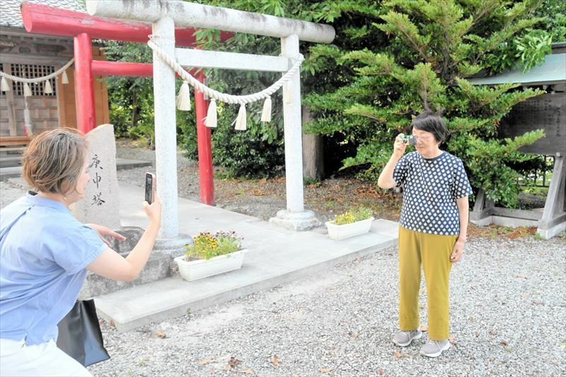 町内の風景をを撮る遠藤久仁子さん（右）を撮影する遠藤真耶さん