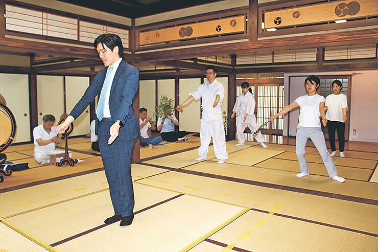 小野副会長（左）から指導を受ける神職