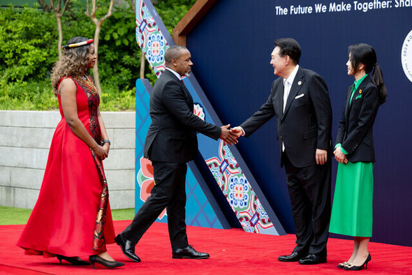 尹錫悦大統領夫妻が3日、ソウル中区の新羅ホテルで開かれた2024年韓・アフリカ首脳会議の歓迎夕食会に先立ち、マラウイのサウロス・チリマ副大統領夫妻と挨拶している＝大統領室提供