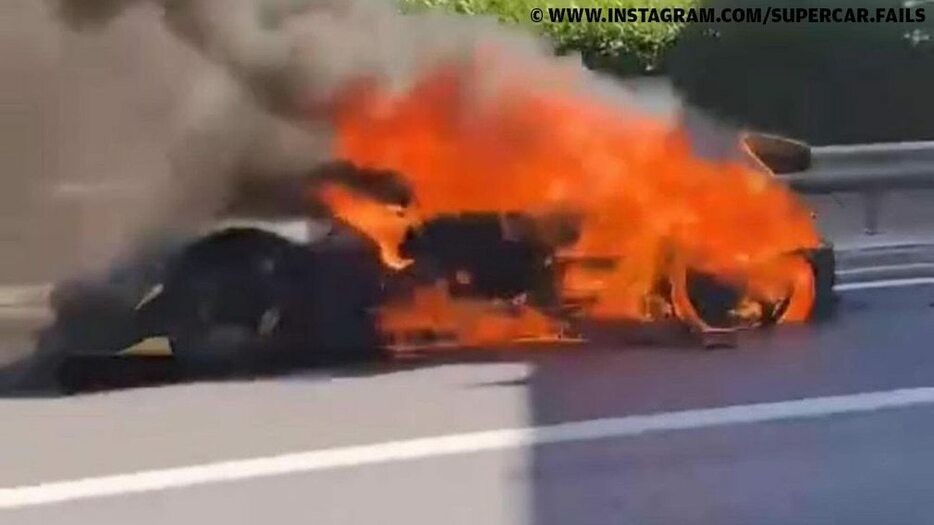 ケーニグセグ ジェスコ（Koenigsegg Jesko）がギリシャの路上で全焼した。