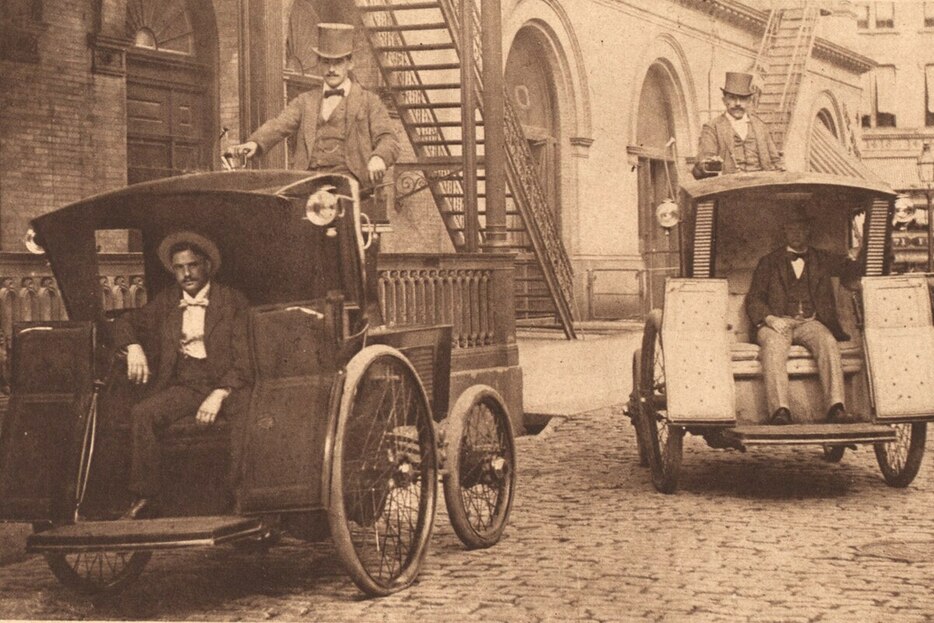 19世紀後半、ニューヨークのマンハッタンを走る初期のEVタクシー「エレクトロバット」。上流階級に人気だった。（Photograph by NEW-YORK TRIBUNE/LIBRARY OF CONGRESS）