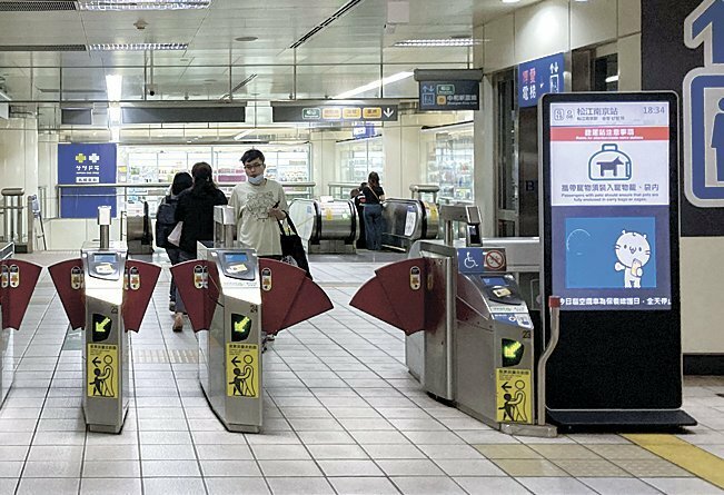 改札口にデジタルサイネージがある台北メトロの駅