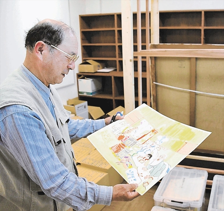 分館で横山さんの作品を眺める大須賀さん