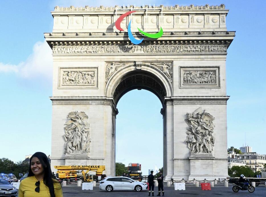 パラリンピックのシンボルマーク「スリーアギトス」が設置された凱旋門＝28日、パリ（共同）