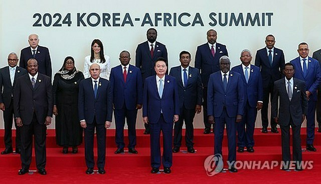 アフリカの首脳らと記念撮影する尹錫悦（ユン・ソクヨル）大統領（前列中央）＝4日、ソウル（聯合ニュース）
