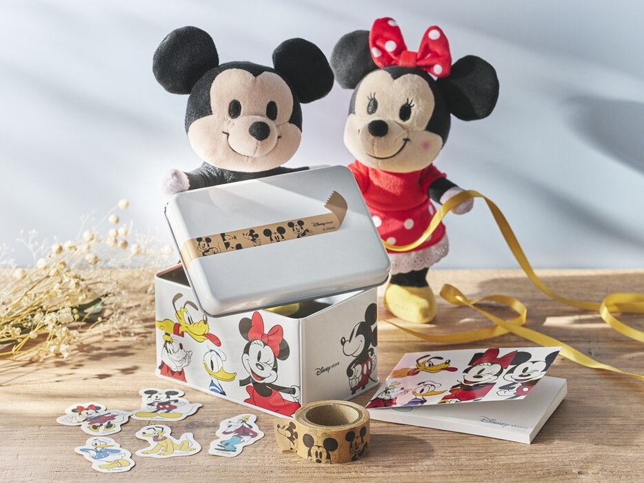 可愛すぎる「ミニチュア配送ボックス缶 文具セット」がプレゼントとしてもらえる♪（C）Disney