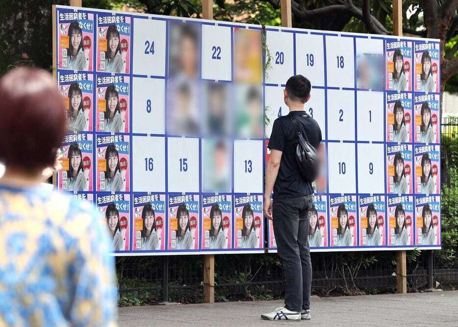 神宮通公園前に設置されている選挙ポスター。「ぱんちゃん璃奈」のポスターが多数を占めている＝２２日午前、東京都渋谷区(相川直輝撮影)※画像を一部処理しています※