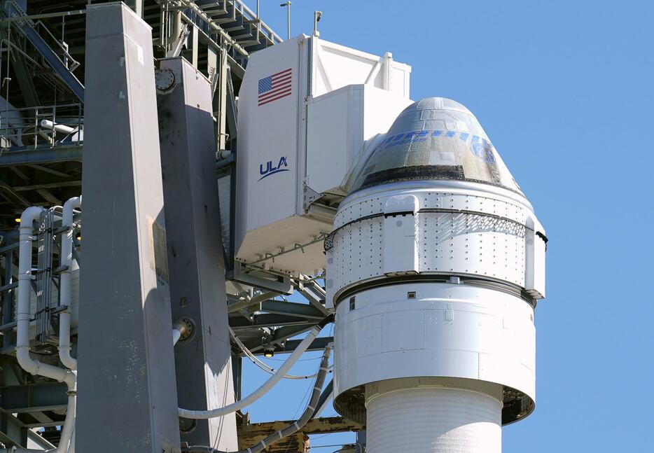 ロケットの上部に据え付けられたボーイングの宇宙船「スターライナー」＝5月31日、米フロリダ州のケープカナベラル宇宙軍基地（AP＝共同）