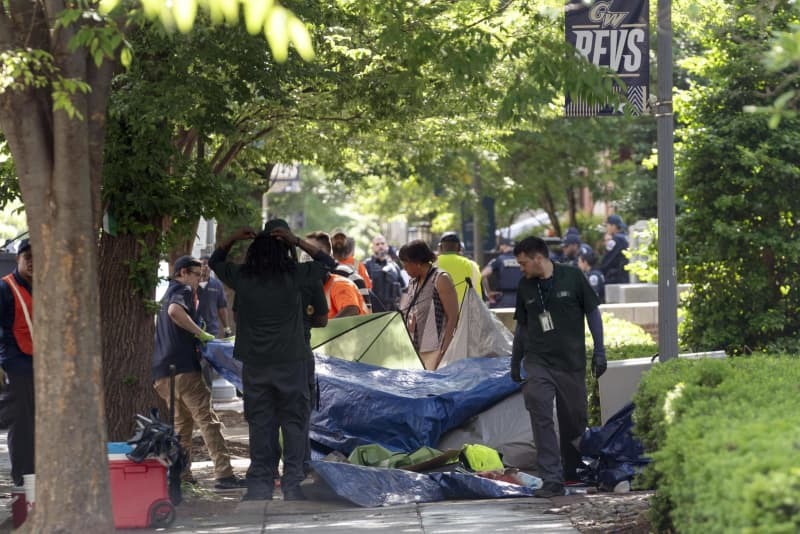 米ワシントンのジョージ・ワシントン大で、警察が排除したテントをトラックに運ぶ作業員＝２０２４年５月（ＡＰ＝共同）