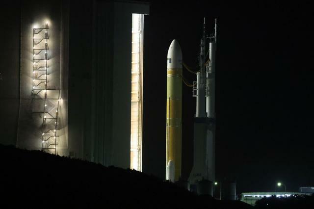組み立て棟（左）から発射点に移動する大型ロケット「H3」3号機=2024年6月30日午後8時36分、鹿児島県の種子島宇宙センター、恵原弘太郎撮影