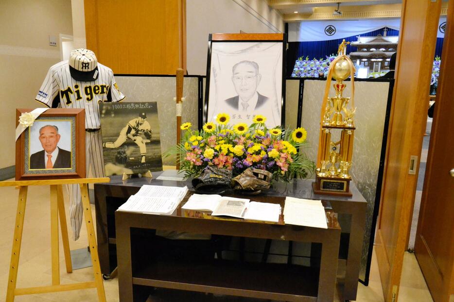 　若生さんの葬儀・告別式で現役時代の写真や阪神のユニホーム、似顔絵、使用したグラブなどが飾られていた。