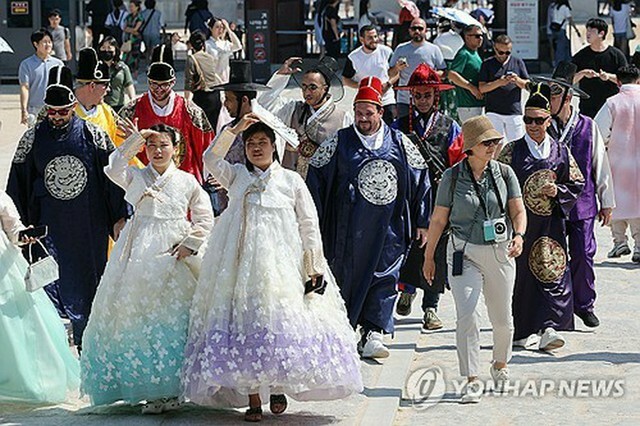 ソウルにある朝鮮王朝時代の宮殿、景福宮を訪れた外国人観光客＝13日、ソウル（聯合ニュース）