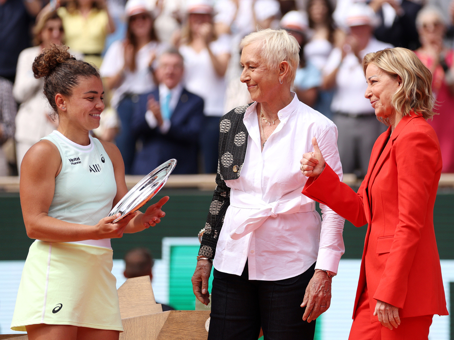 「フレンチ・オープン」（フランス・パリ）の女子シングルス表彰式で準優勝プレートを受け取るジャスミン・パオリーニ（イタリア／左側）（Getty Images）