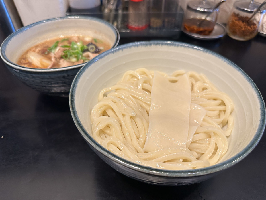 「肉汁うどん」並盛り880円