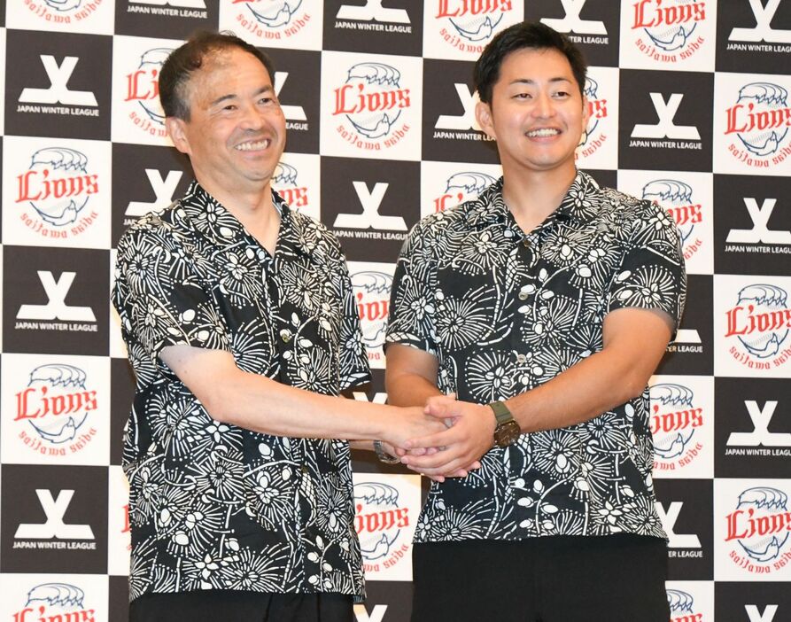 ジャパンウインターリーグへの派遣を表明し、リーグを運営する鷲崎代表取締役（右）と握手する西武の飯田球団本部長