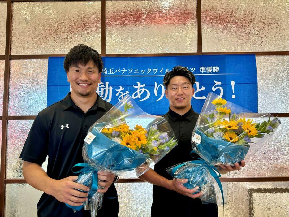長谷川崚太選手（左）と谷昌樹選手。シーズンを楽しませてくれたお礼と慰労の気持ちを込めて花束が贈呈された