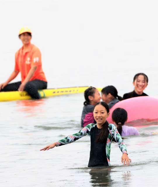 県内で最も早い海開きとなった宮崎市・青島海水浴場で初泳ぎを楽しむ子どもたち＝２９日午前