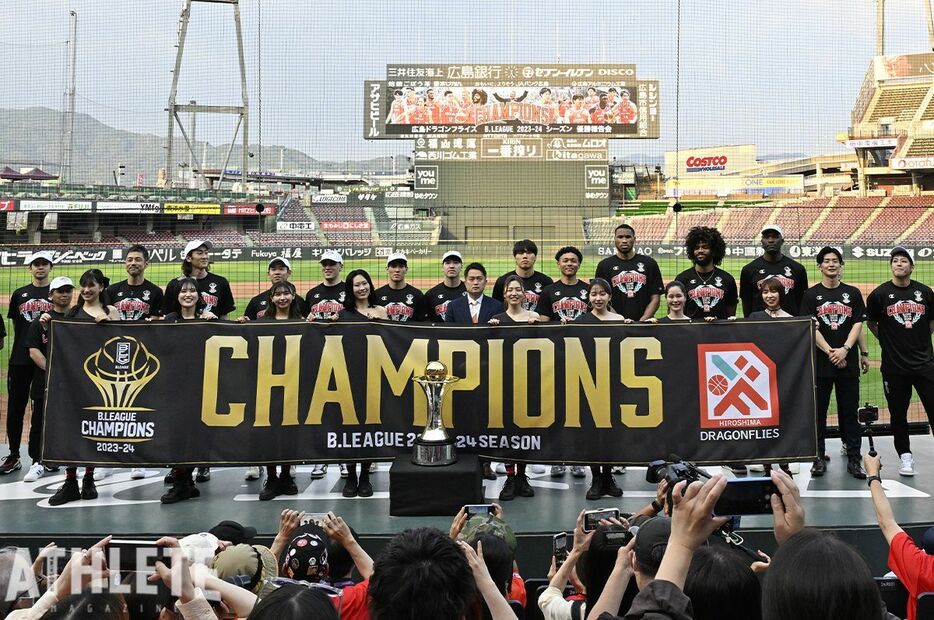 マツダスタジアムで優勝報告会を行った広島ドラゴンフライズ。