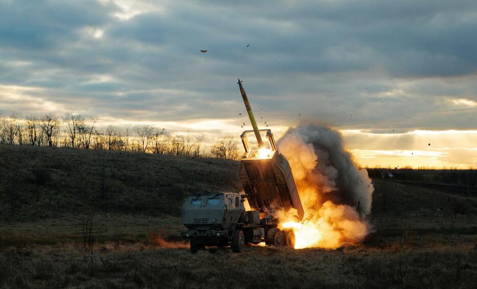 ロシア軍に向け発射される高機動ロケット砲システム「ハイマース」＝2023年12月、ウクライナ（ゲッティ＝共同）