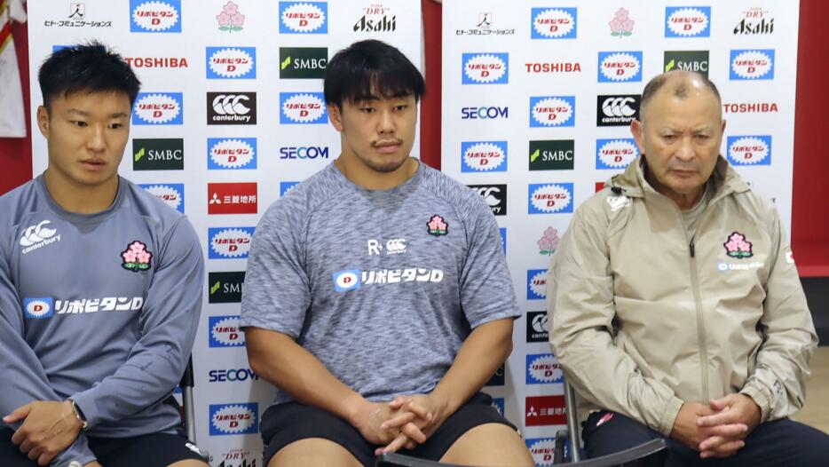 記者会見するラグビー日本代表の（右から）ジョーンズHC、原田、斎藤＝27日、福岡市（（C）JRFU）