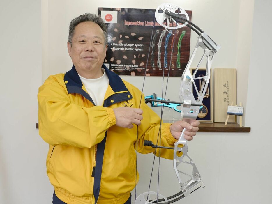 西川精機製作所2代目の西川喜久さんはユニークな自社製品を次々と開発しています。持っているのは、パラリンピック選手用に開発したアーチェリーハンドル「コンパウントボウ」