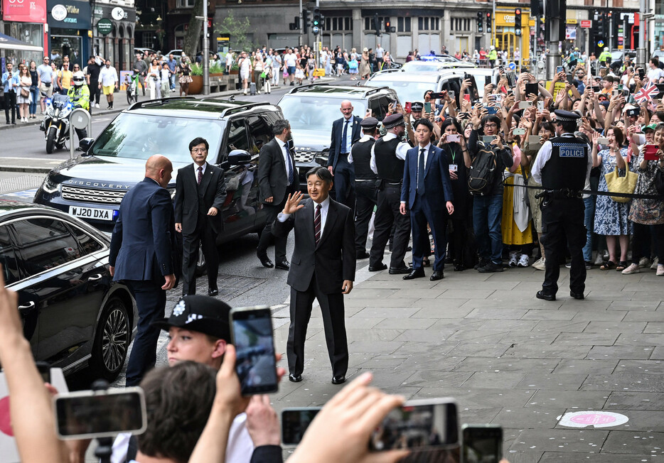 日本政府の情報発信拠点「ジャパン・ハウス　ロンドン」に到着された天皇陛下＝２３日午後、ロンドン