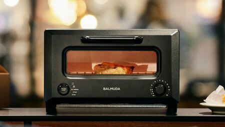 「BALMUDA The Toaster」登場から9年、現在のオーブントースター市場は、高級モデル、個性派モデル、低価格モデルの3つに分かれて拡大している。写真はバルミューダ「ReBaker」（実勢価格2万4200円）（写真：バルミューダ）