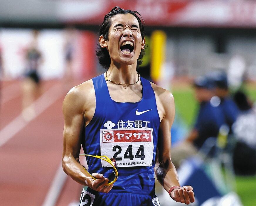 男子１５００メートル決勝　優勝した飯沢千翔