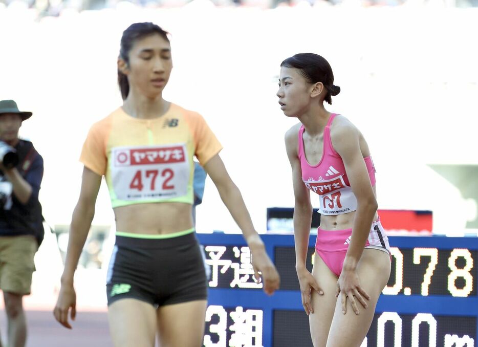 女子８００メートル予選、１位の久保凛(左は田中希実)(カメラ・小林　泰斗)