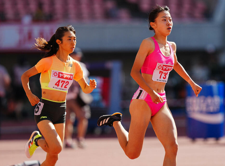 女子800メートル予選、先頭を走る久保（右）と田中（撮影・垰建太）