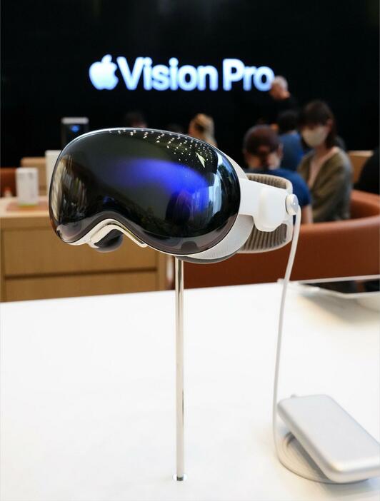 日本国内で発売された米アップルの「Vision　Pro（ビジョン・プロ）」＝28日午前、東京都渋谷区の「アップル表参道」