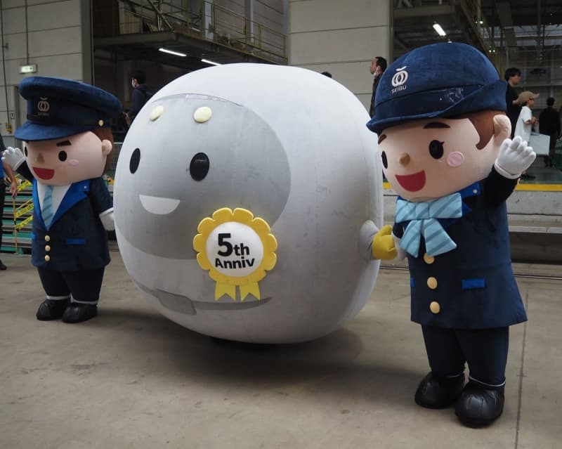 ラビューの運行開始５年を記念したキャラクター「らびゅーくん」＝６月１日、日高市