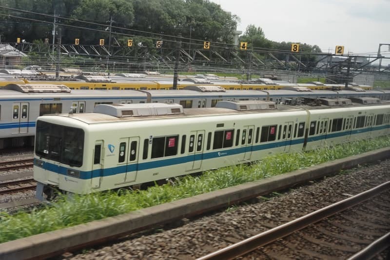 西武鉄道の小手指車両基地に止まっていた旧小田急電鉄８０００形＝６月１日、埼玉県所沢市