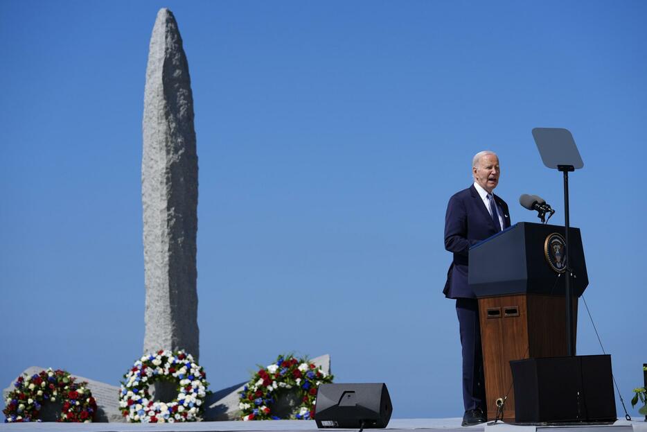 フランス北西部ノルマンディー地方のオック岬で演説するバイデン米大統領＝7日（AP＝共同）